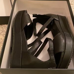 Eileen Fisher tumbled leather sandals. Size 8